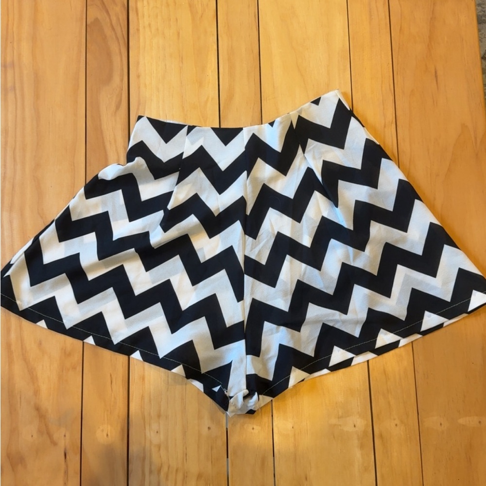 Chevron Patterned Black and White Women's Shorts